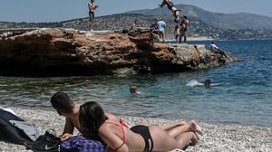 Românca depistată cu coronavirus în Creta s-a plimbat 3 zile pe insulă înainte de a fi pusă în carantină. Spune că nu voia să-și strice vacanța