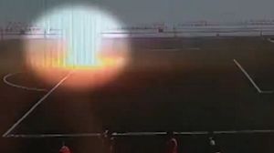 Un fotbalist a fost fovit de fulger, pe teren, în timpul antrenamentelor! Tânărul este în comă indusă Un fotbalist a fost fovit de fulger, pe teren, în timpul antrenamentelor! Tânărul este în comă indusă