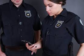 O polițistă și-a spionat familia, iar acum este anchetată de procurorii DIICOT.