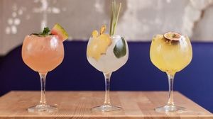 3 rețete de cocktailuri cu gin. Învață să prepari și tu băutura preferată a verii