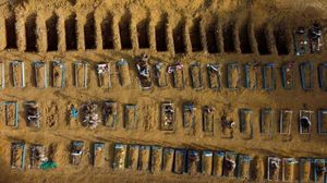  Imagini șocante cu miile de morminte ale morților de coronavirus! Una dintre cele mai afectate țări pierde bătălia cu virusul