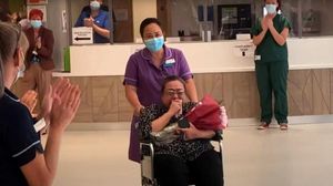 VIDEO O asistentă medicală s-a vindecat de Covid-19, după ce fusese în comă 40 de zile. Ea a fost externată în aplauzele colegilor