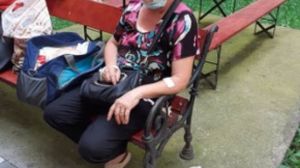Scene șocante! Pacienți infectați cu Covid-19, ținuți pe bancă în afara spitalului! „Au dat-o afară cu o ciorbă în caserolă, iar ea are nevoie de oxigen“