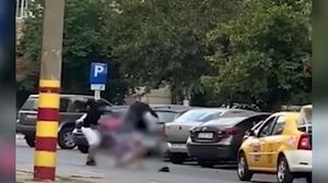 Un taximetrist a avut parte de o bătaie soră cu moartea! VIDEO incredibil surprins de martori