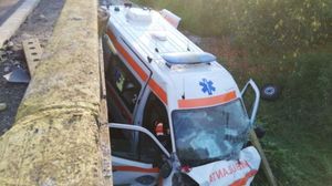 Ambulanță răsturnată