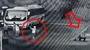 Bătrân lovit cu pietre de un grup de copii