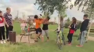 Copil bătut de părinții unei fetițe într-un parc din Timiș