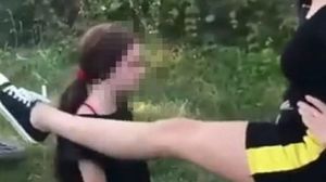 Minora de 13 ani, din Târgu Jiu, snopită în bătaie de alte adolescente