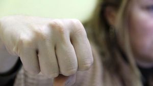 O femeie de 22 de ani a bătut mai mulți polițiști