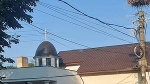 Zeci de elevi sunt nevoiți să facă cursurile într-o capelă mortuară