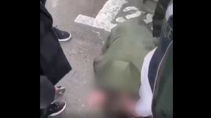 Un adolescent a fost pus să le pupe picioarele altor doi băieți