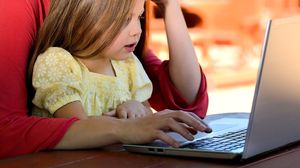 O fetiță a încurcat dezinfectantul cu lubrifiantul