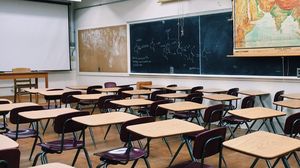 O profesoară a fost filmată în timp ce-și lovește elevii