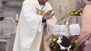 Fetița a vrut să dea palma cu preotul, în timp ce era binecuvântată