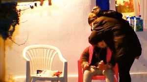 Femeia și fetița ei blocate lângă o victimă Covid