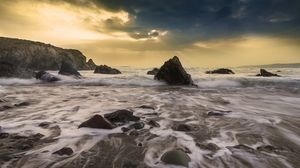 Cadavrul a fost găsit printre stânci