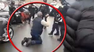 Revoltător! Momentul în care un mascat lovește cu piciorul un bătrân