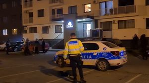 Un fost șef al Poliției Locale și-a înjunghiat de cinci ori femeia iubită
