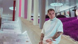 Lino Golden a postat o imagine în care este ținut în brațe de o fată misterioasă. 