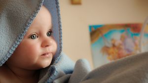 Un bebeluș de doar 5 zile a fost abandonat într-o scară de bloc din Vâlcea! 