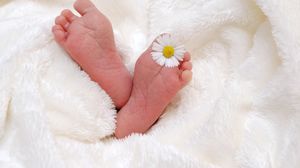 S-a aflat! Cine este femeie care a abandonat un bebeluș de doar 5 zile într-o scară de bloc din Râmnicul Vâlcea