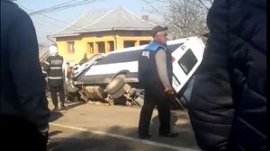 Un microbuz școlar a fost implicat într-un accident cumplit în județul Suceava!