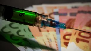 Vaccinuri anti-COVID contrafăcute, confiscate de polițiști.