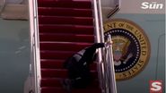 Joe Biden a căzut pe scara avionului prezidenţial
