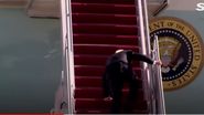 Joe Biden a căzut pe scara avionului prezidenţial
