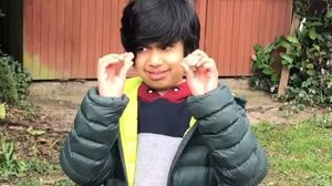  La doar 6 ani a făcut o descoperire incredibilă în grădina casei