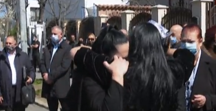 Primele imagini de la înmormântarea lui Gabi Luncă! Durere de nedescris în familia artistei