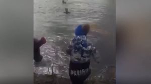 Micuțul s-a aruncat în apă după mama lui beată