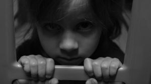 Viața unei fetițe de 11 ani s-a transformat într-un coșmar!