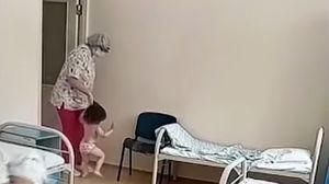 O fetiță a fost luată de păr și aruncată în pat de o asistentă