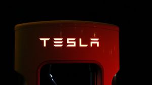 Tesla, oficial în România