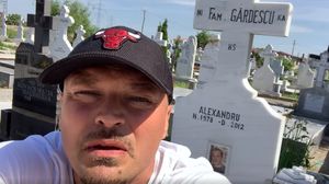 Puya a mers în cimitir și s-a filmat la mormântul fratelui său