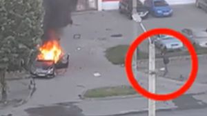 Un bărbat îmbrăcat în negru, surprins la locul exploziei unde și-a pierdut viața Ioan Crișan