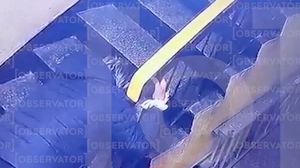 Femeie urca scări în genunchi