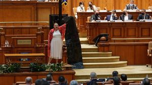 Scandal astăzi în Parlament, cu un sac de morgă