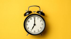 Ce înseamnă când te uiți la ora fixă la ceas