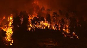Pompierii români au impresionat cu implicarea lor în stingerea incendiilor din Grecia