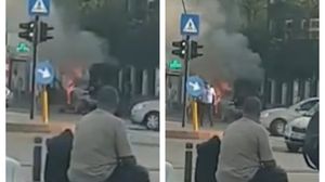 O mașină arde ca o torță la Timpuri Noi