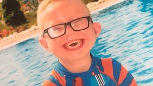 Un băiețel de 8 ani din UK a decedat din cauza unei meningite nedescoperite la timp