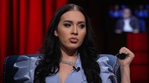 Bianca Comănici s-a sărutat cu o fată