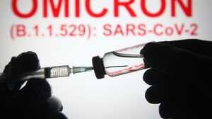 Ce simptome are o persoană care s-a infectat cu tulpina Omicron