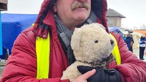 Acest bărbat a mers în vamă cu ajutoare pentru copiii orfani. A împărțit toate jucăriile, dar acest ursuleț îl ținea în brațe. Povestea e emoționantă: "Chipul îmi zâmbește, dar inima îmi plânge"