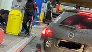 EXCLUSIV! Cozi uriașe în benzinării! Oamenii au venit cu butoaie și canistre să-și facă rezerve de carburanți: "De mâine ajunge 11 lei/l prețul motorinei"