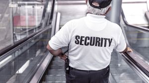 Ce salarii au paznicii de la marile centre comerciale din București