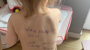 O ucraineancă a scris pe spatele fetiței sale datele de contact, în caz că va rămâne orfană