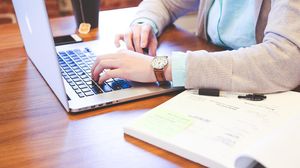 O bătrână din Botoșani, care a crezut că și-a găsit iubirea pe internet, a fost jefuită și legată de mobilă de cel de care se îndrăgostise